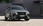 Grauer Hyundai TUCSON in einer Einfahrt.
