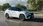 Weißer Hyundai TUCSON auf der Autobahn, seitlich fotografiert.