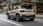 Jeep SUV im Stadtverkehr, von hinten.