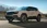Jeep SUV auf einer Autobahn.