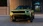 Grüner Jeep Compass vor einem Gebäude.