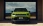 Jeep-SUV vor einem Hofeingang, parkend.