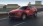 Roter Mazda auf der Straße, seitlich-frontal.