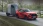Roter Mazda-SUV mit einer Pferdebox.