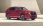 Roter Mazda-SUV vor einer Betonwand.