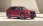 Roter Mazda CX-60 vor Betonwand.