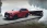 Roter Mazda CX-60 mit Bootsanhänger auf einem Steg.