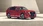 Roter Mazda CX-60 vor Betonwand.