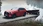 Roter Mazda CX-60 mit Bootsanhänger auf einem Steg.