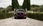 Roter Mazda vor einem Tor, frontal.