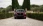 Roter Mazda vor einem Tor, frontal.