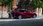 Parkender roter Mazda wird beladen, seitlich.