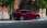 Parkender roter Mazda wird beladen, seitlich.