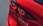Nahaufnahme eines Rücklichts eines Mazda 3, rot.