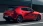 Roter Mazda auf einer Straße, seitlich.
