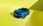 Blauer Opel Astra vor gelbem Hintergrund.