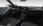 Blick ins Auto-Interieur mit Lenkrad und digitalem Cockpit.