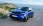 Blauer Opel Mokka fährt vor einem Meerespanorama.