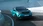 Opel Mokka auf einer Straße, fahrend. Aufnahme frontal-seitlich.