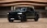 Schwarzer RAM Pickup Truck parkt in moderner Reithalle.