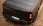 Detailansicht des Hecks eines schwarzen RAM Pickups mit gechlossener Laderaumabdeckung, Trittflächen am Stoßfänger und Anhängerkupplung.