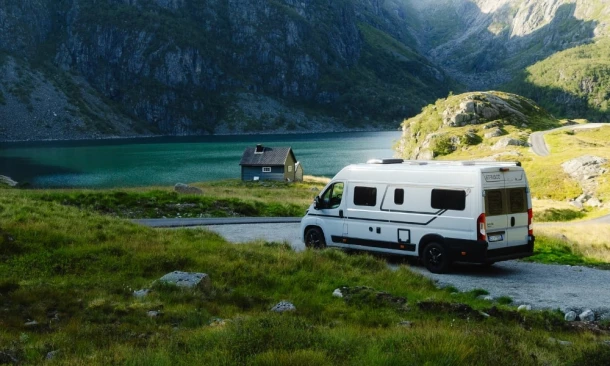 Freizeitmobil aus dem Kummich Freizeitmobil-Angebot vor Bergpanorama und See – unterwegs sein, wo Freiheit beginnt.