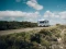 Ein Etrusco Wohnmobil fährt auf einer Landstraße durch Steppenlandschaft.