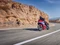 Honda Motorrad fährt sportlich auf kurviger Felsenstraße.