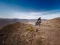Fahrendes Honda Motorrad in Bewegung durch offene Steppenlandschaft.