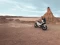 Geparktes Peugeot Motorrad vor karger Steinlandschaft.