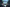 Modernes Auto mit Panoramadach, Paar sitzt entspannt im Innenraum.
