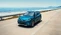 Blaue BYD-SUV auf einer Meeres-Panoramastrecke.