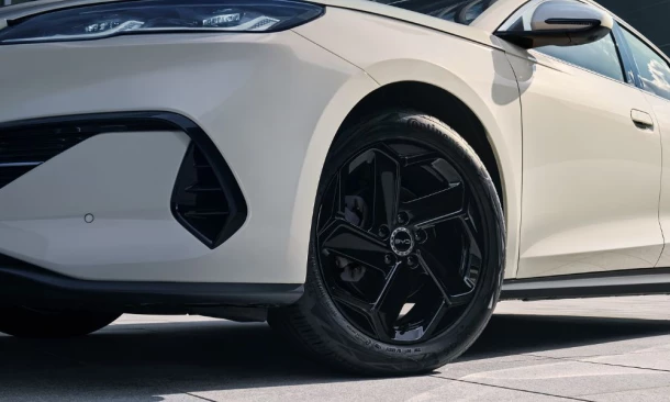 Detailaufnahme eines BYD Reifens mit markanter schwarzer Felge.