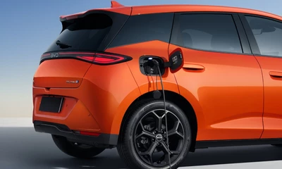 Orangener BYD wird elektrisch aufgeladen.