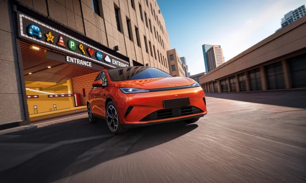 Orangener BYD fährt aus einer Tiefgarage.