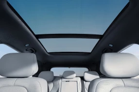 Innenaufnahme eines modernen Autos mit Panoramadach.