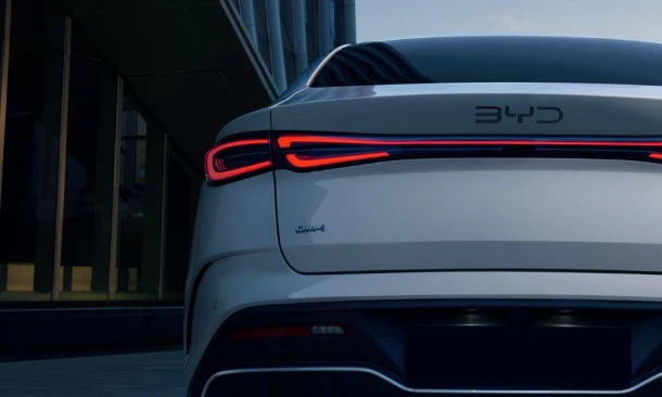 Heckansicht eines hybriden BYD Fahrzeugs mit Dual-Motor und modernem LED-Rücklicht.