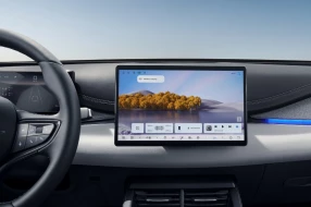 Innenaufnahme des Infotainmentsystems eines BYD PKWs.