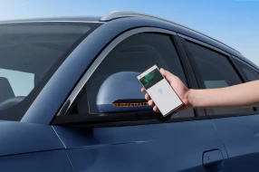 Smartphone-gesteuertes Keyless-Entry: Person entriegelt BYD am Seitenspiegel.