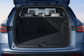 Geöffnete Heckklappe eines BYD mit Blick in den geräumigen Kofferraum.