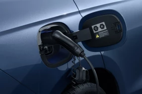 Nahaufnahme des BYD Ladeanschlusses mit eingestecktem Stecker.