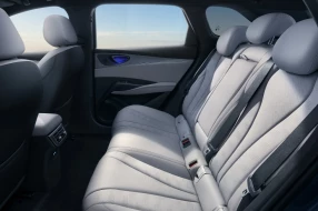 Rückbank eines BYD mit hochwertigen weißen Sitzen.