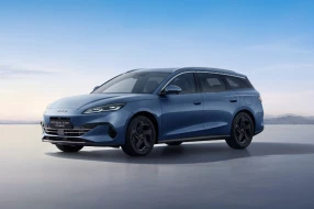 BYD Kombi in Front- und Seitenperspektive fotografiert.