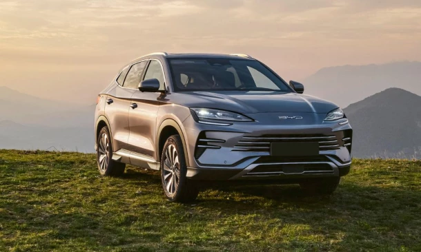 Front- und Seitenansicht eines BYD SUVs mit Bergkulisse im Sonnenuntergang.