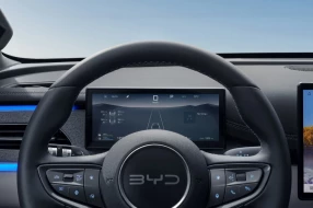 Detailaufnahme des Multifunktionslenkrads mit digitalem Cockpit eines BYDs.