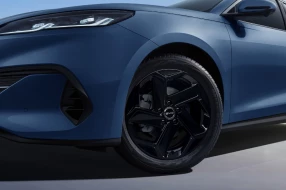 Blick auf einen Reifen und die markante Felge eines BYD Fahrzeugs.