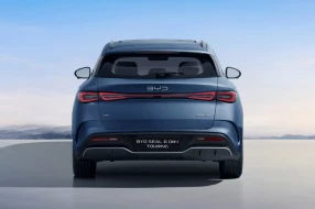 BYD von hinten mit markantem durchgezogenem LED-Hecklicht