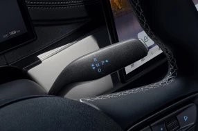 Nahaufnahme des Lenkrad-Schalthebels eines Automatikautos.