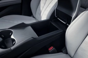 Detailansicht des versteckten Stauraums in der Mittelkonsole eines BYD Fahrzeugs.