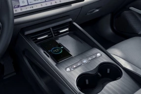 Detailansicht der BYD Mittelkonsole, inklusive Smartphone-Ladeschale und Getränkehalter.